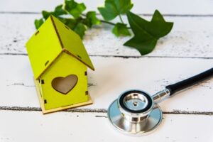精神科訪問看護で医療保険は使える？介護保険との違いも解説