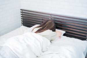 【ストレスで寝れない原因と対策】不眠症を改善する方法を徹底解説