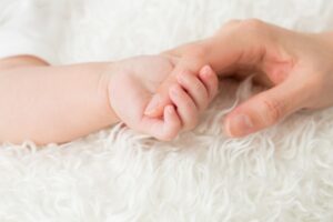 統合失調症は遺伝する？発症の要因や予防法・対処法を解説