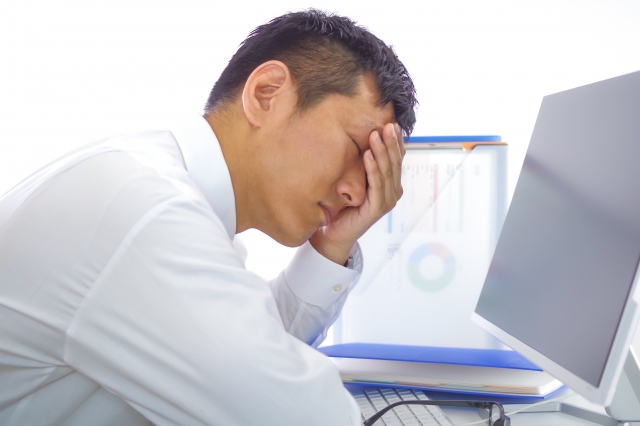 仕事中だけ眠くなるのはナルコレプシー？原因と対策を徹底解説