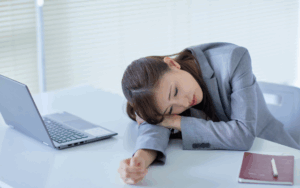 仕事中に眠気で意識が飛ぶ？原因と対策を徹底解説