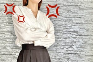 うつ病で攻撃的になるのはなぜ？接し方とは？原因や接し方を解説