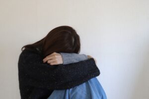 回避性パーソナリティ障害の特徴とは？原因や症状、診断、治療法を解説