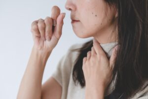 止まらない咳払いはチック症？原因と対策を解説