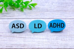 多動症（ADHD）の特徴とは？原因や治療法、困りごとの対処法を解説