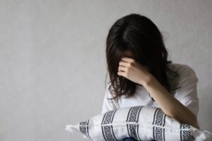 幻覚を見る原因とは？考えられる病気と対処法を解説