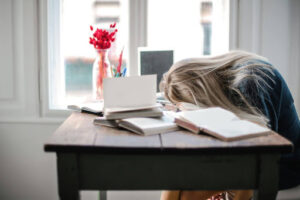 【専門医監修】もしかして過眠症？セルフチェックと原因・症状・治療法を解説