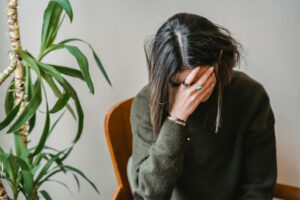 ギャンブル依存症で顔つきは変わる？専門家が教えるサインと対策