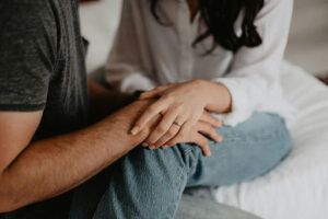 ギャンブル依存症で苦しんでいる人へのかける言葉は？避けるべき言葉やポイントを解説